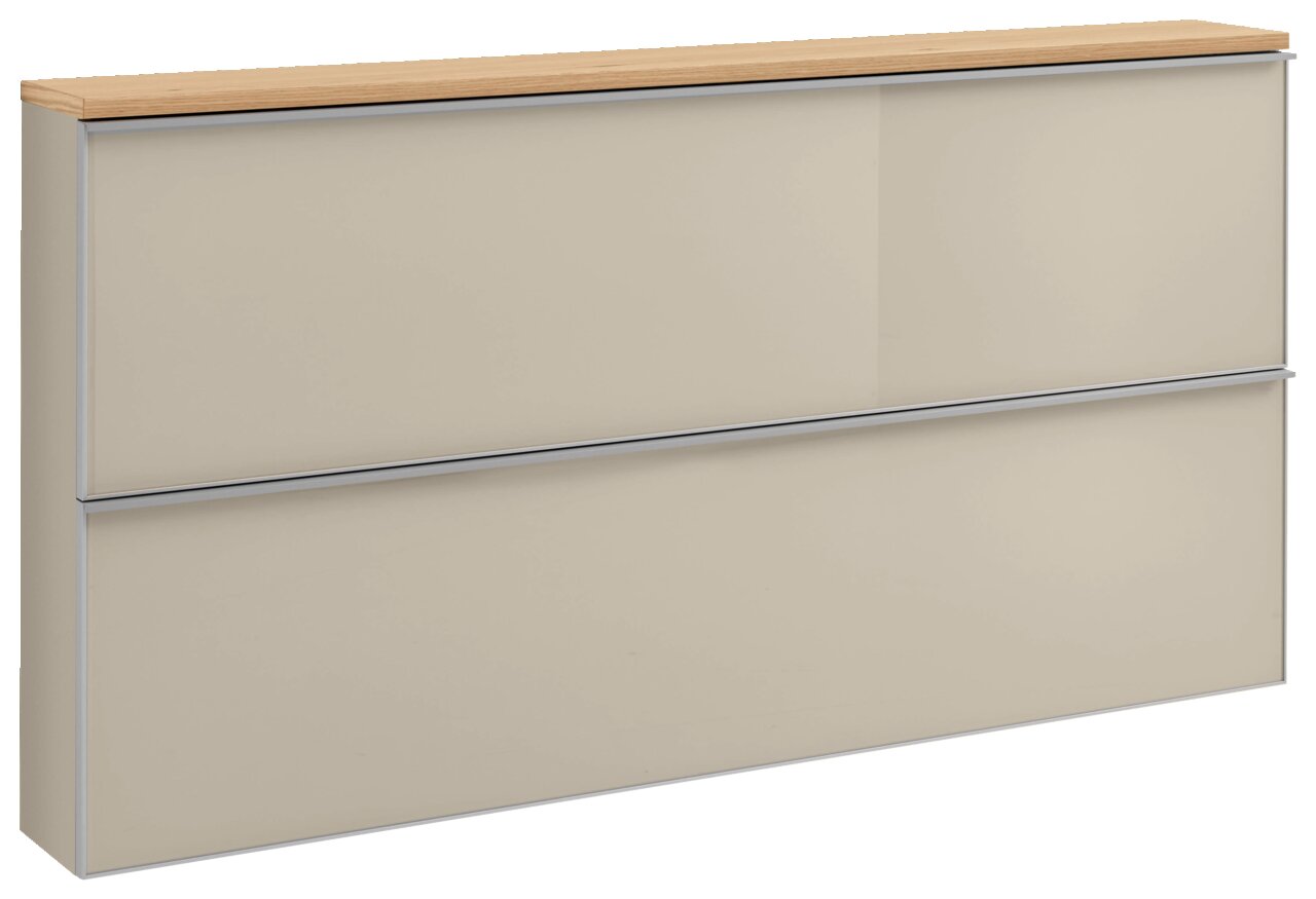 Beiges Sideboard mit zwei großen Frontpaneelen, silberfarbenen Rahmenkanten und Holzplatte, in schräger Frontansicht von links oben freigestellt.