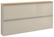 Beiges Sideboard mit zwei großen Frontpaneelen, silberfarbenen Rahmenkanten und Holzplatte, in schräger Frontansicht von links oben freigestellt.