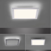 Rechteckige, flache LED-Deckenleuchte in Weiß mit leuchtender Diffusorfläche und indirektem Lichtkranz an der Decke, Ansicht von unten (Untersicht)