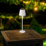 Solar Tischleuchte auf einem Holztisch im Freien, bei Nacht fotografiert