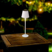 Solar Tischleuchte auf einem Holztisch im Freien, bei Nacht fotografiert