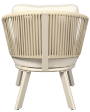 Rückansicht eines Loungesessels mit hellem Holzrahmen und beigen Polstern