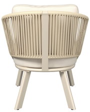 Rückansicht eines Loungesessels mit hellem Holzrahmen und beigen Polstern