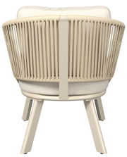 Rückansicht eines Loungesessels mit hellem Holzrahmen und beigen Polstern