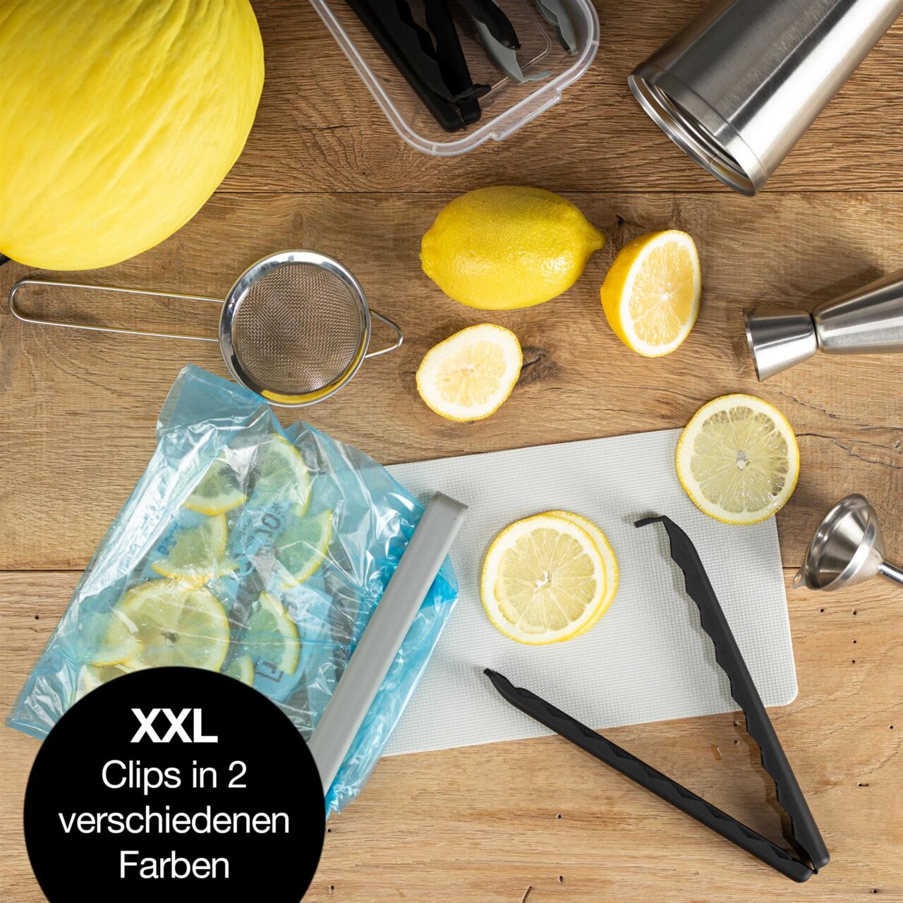 Moritz & Moritz Verschlussclips 5-tlg. Kitchen Verschlussclips XXL in zwei Farben, von oben fotografiert, umgeben von Küchenutensilien und Zitronen.