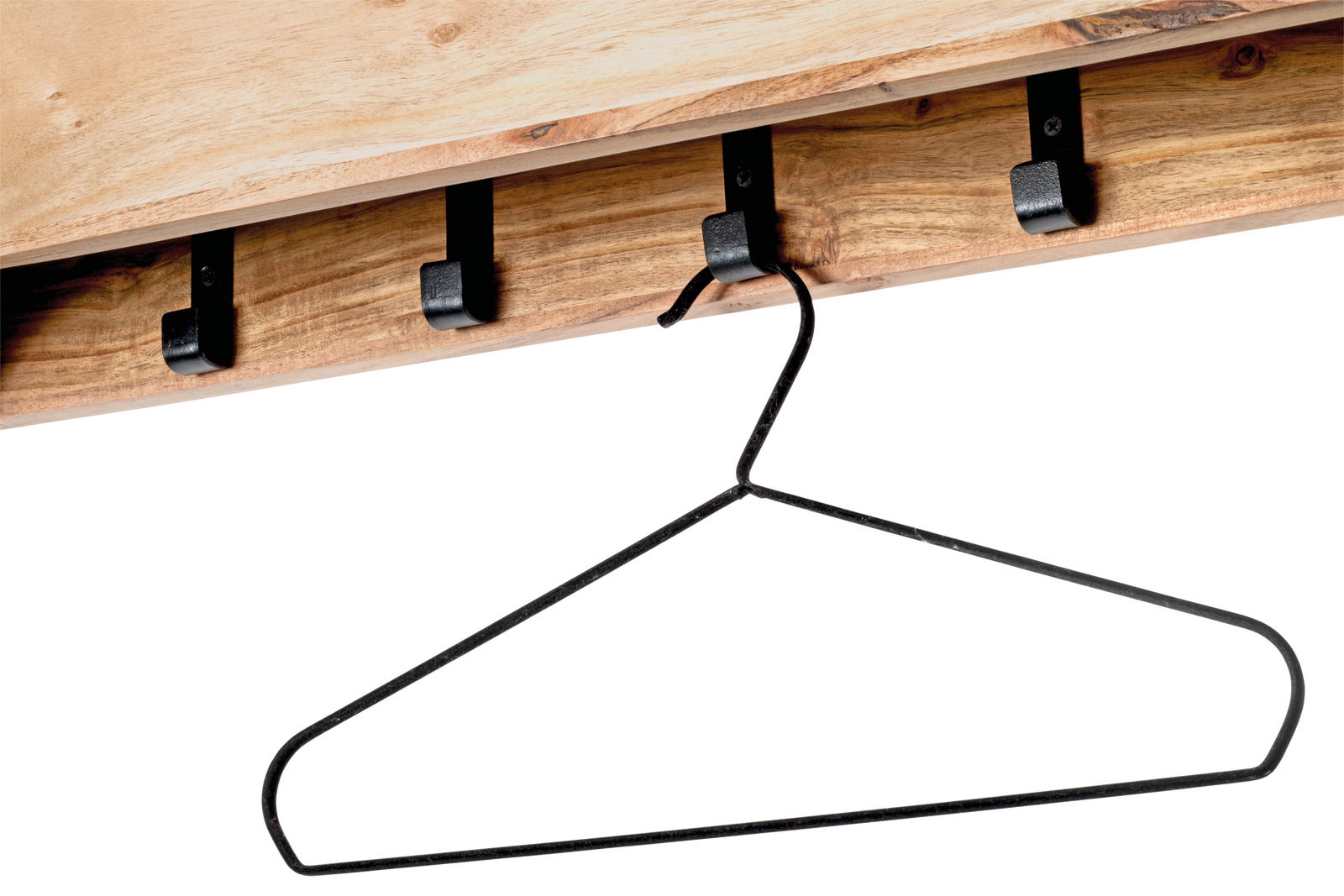 Nahaufnahme einer Wandgarderobe aus Holz mit schwarzen Metallhaken und einem Kleiderbügel, von unten betrachtet.