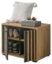 Garderobenbank aus Holz mit zwei offenen Türen, die Schuhe auf zwei Ebenen zeigen. Obenauf liegt ein weißes Kissen und eine Sonnenbrille. Perspektive von vorne links.