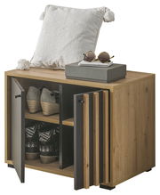 Garderobenbank aus Holz mit zwei offenen Türen, die Schuhe auf zwei Ebenen zeigen. Obenauf liegt ein weißes Kissen und eine Sonnenbrille. Perspektive von vorne links.