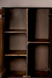 Offenes Highboard aus dunklem Holz mit mehreren Regalböden, frontale Ansicht