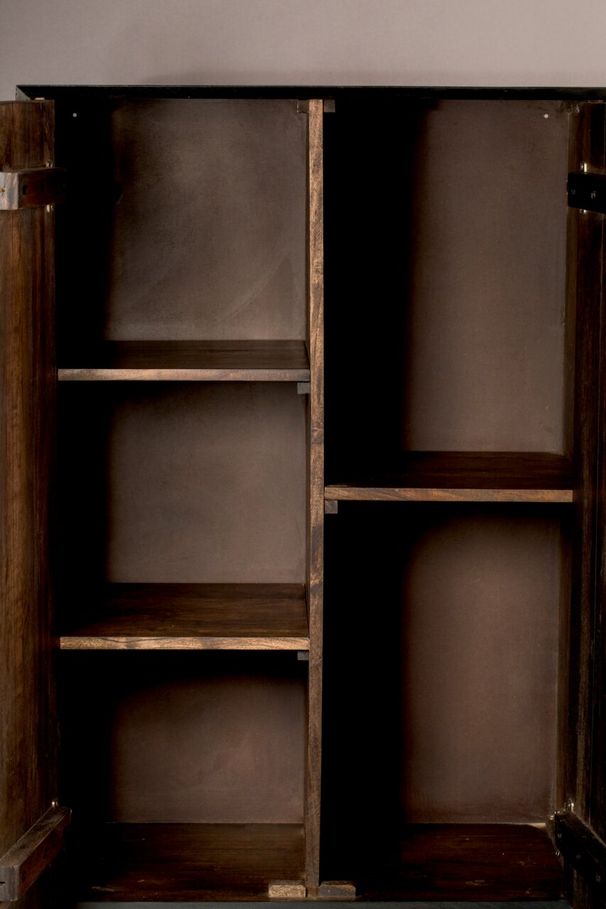 Offenes Highboard aus dunklem Holz mit mehreren Regalböden, frontale Ansicht