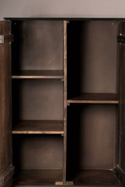 Offenes Highboard aus dunklem Holz mit mehreren Regalböden, frontale Ansicht