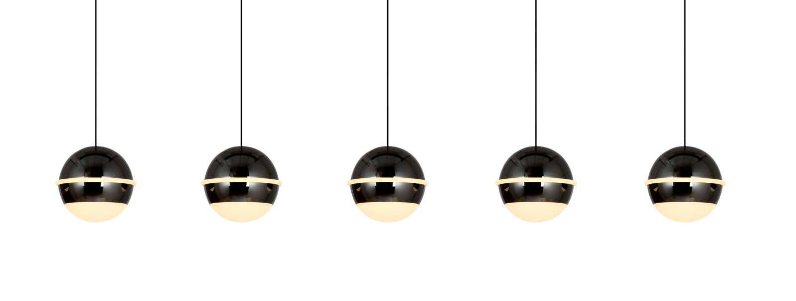 Vijf bolvormige LED-hanglampen in zwart met een lichtgevende strook in het midden, gezien vanaf de voorkant.