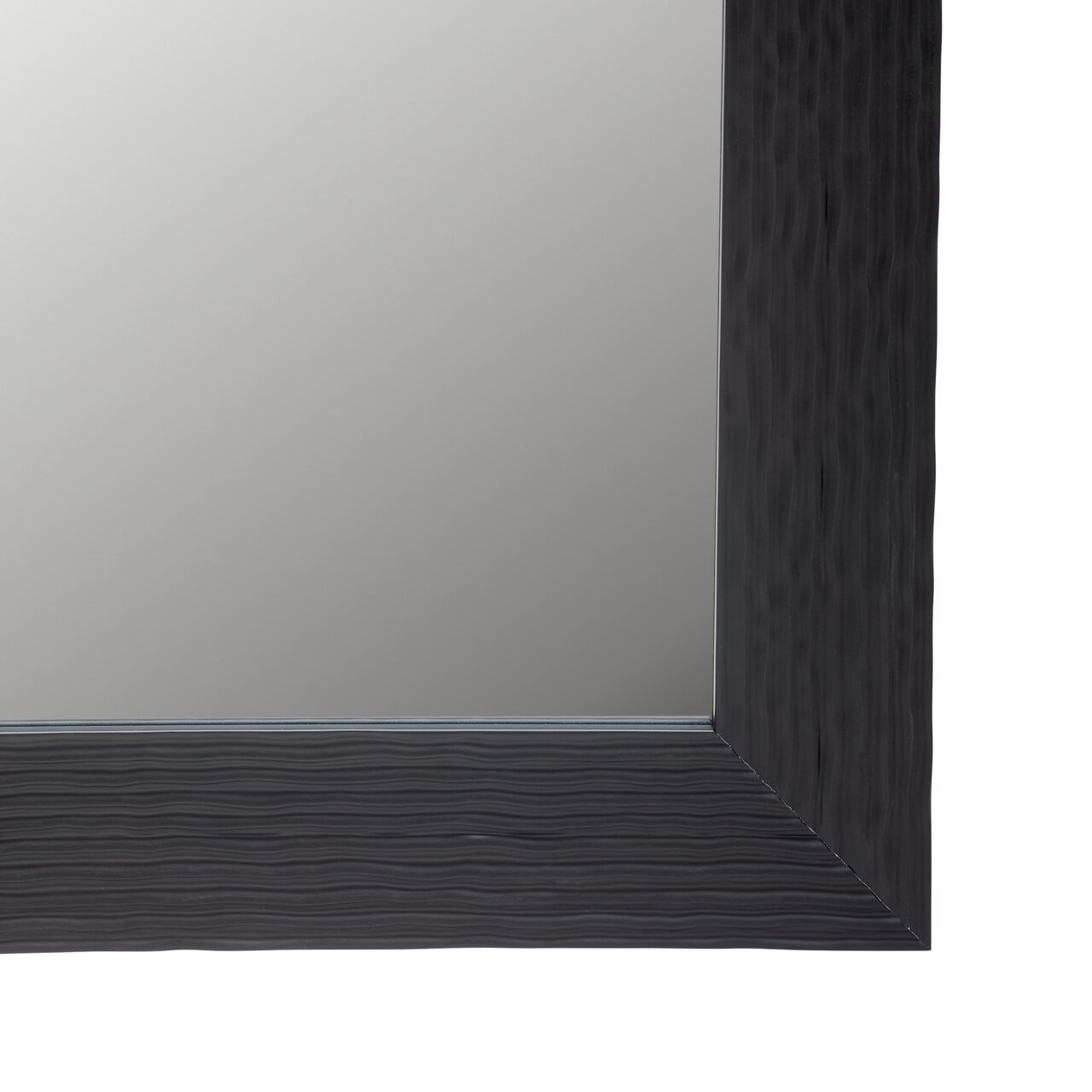 Nahaufnahme eines rechteckigen Spiegels mit dunklem, strukturiertem Rahmen, perspektivisch von der Ecke aus gesehen.