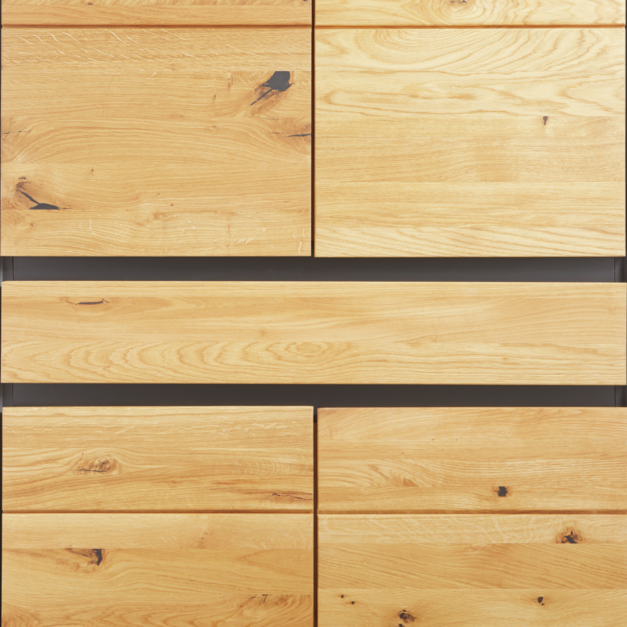 Frontansicht eines XXL-Schuhschranks aus hellem Holz mit natürlicher Maserung und mehreren Schubladen.