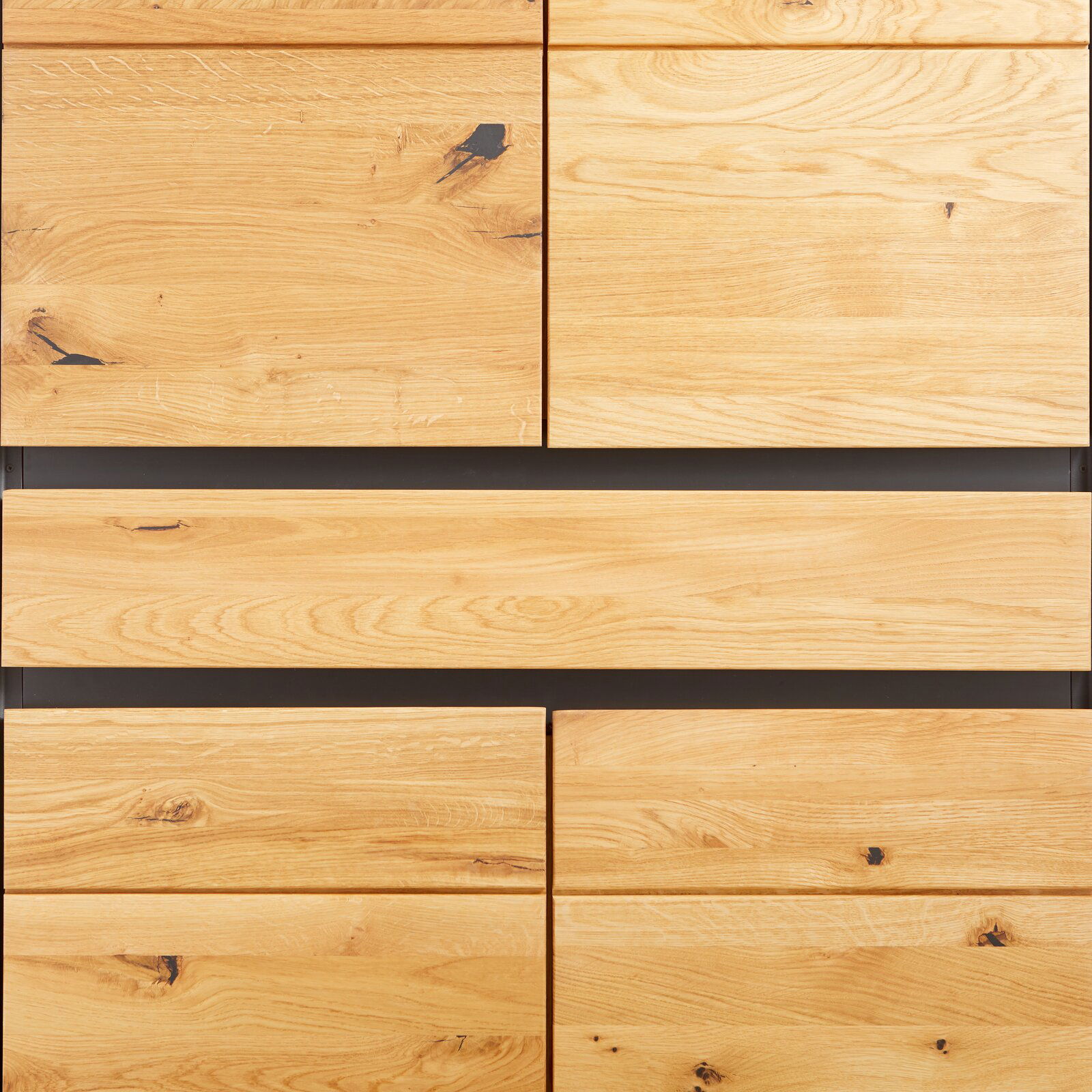 Frontansicht eines XXL-Schuhschranks aus hellem Holz mit natürlicher Maserung und mehreren Schubladen.