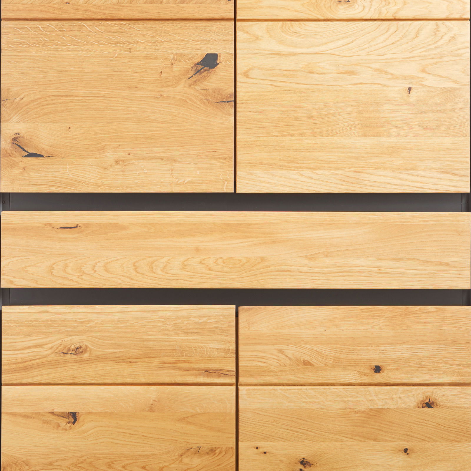 Frontansicht eines XXL-Schuhschranks aus hellem Holz mit natürlicher Maserung und mehreren Schubladen.