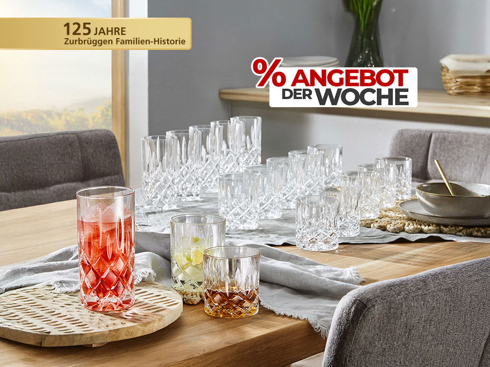 Gedeckter Holztisch mit edlem Kristallgläser-Set, gefüllte Trinkgläser im Vordergrund, modernes Esszimmer, Angebot der Woche