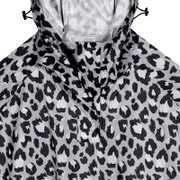 Graue Regenjacke mit schwarz-weißem Leopardenmuster, Kapuze mit Kordelzug und Druckknopf-Leiste, Frontansicht als Nahaufnahme des oberen Bereichs