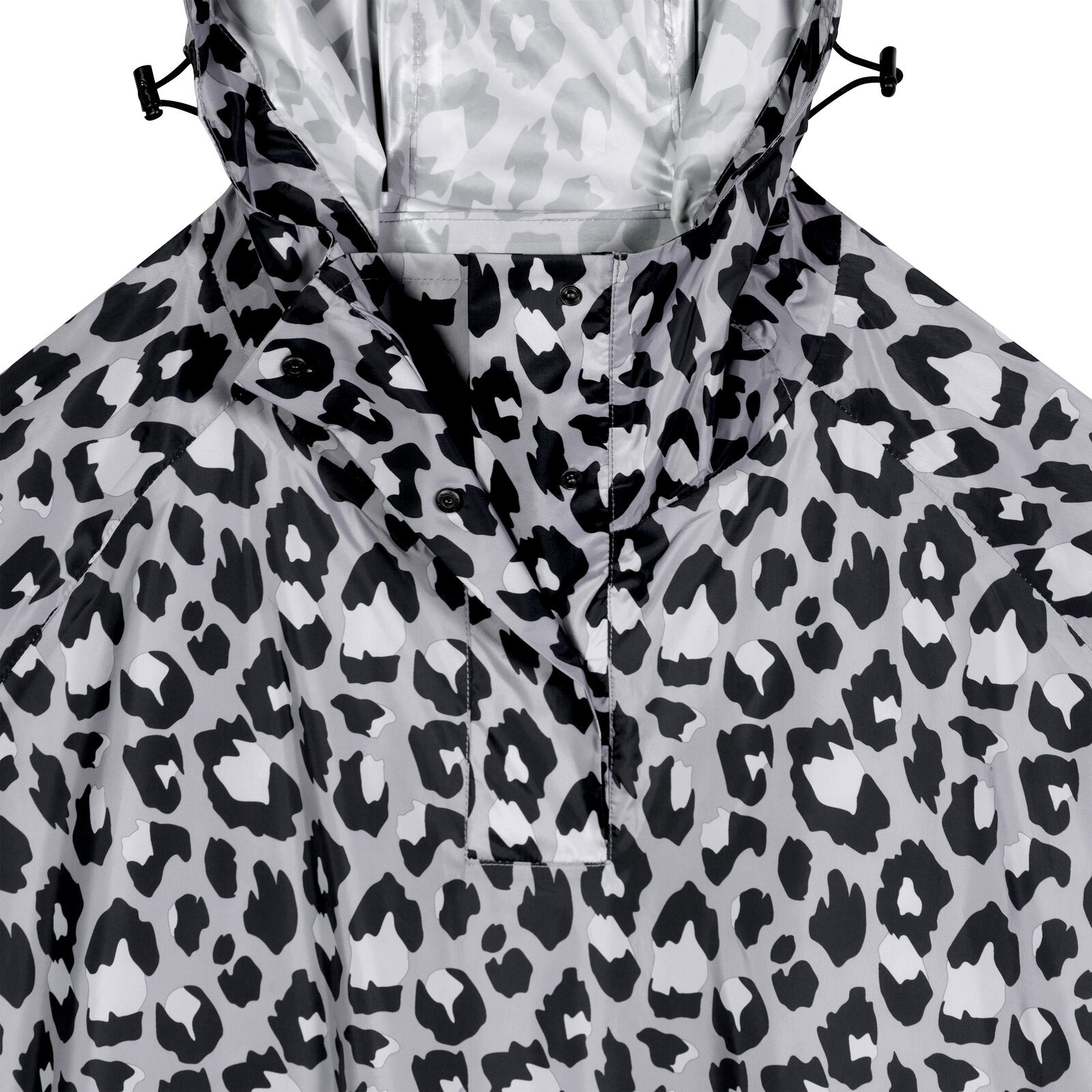Graue Regenjacke mit schwarz-weißem Leopardenmuster, Kapuze mit Kordelzug und Druckknopf-Leiste, Frontansicht als Nahaufnahme des oberen Bereichs