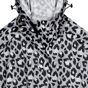 Graue Regenjacke mit schwarz-weißem Leopardenmuster, Kapuze mit Kordelzug und Druckknopf-Leiste, Frontansicht als Nahaufnahme des oberen Bereichs