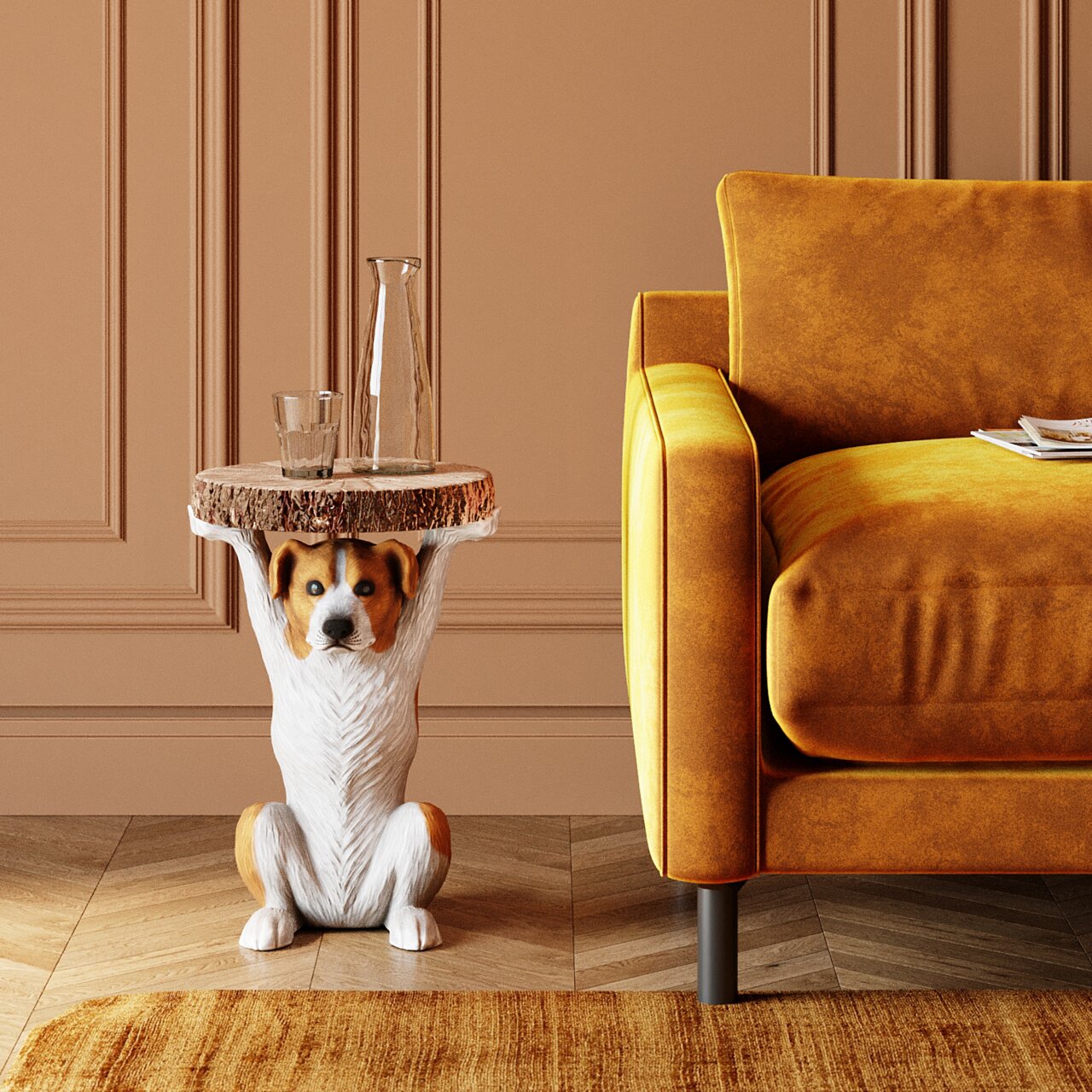 Karé Bijzettafel MR. JACK Beistelltisch mit Hundeskulptur als Basis, aus der Perspektive von vorne neben einem gelben Sofa.