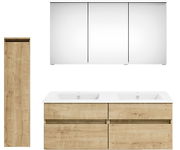 Moderne Badkombination mit Holzoptik, bestehend aus einem großen Spiegelschrank, einem Doppelwaschbecken und einem hohen Seitenschrank. Frontalansicht.