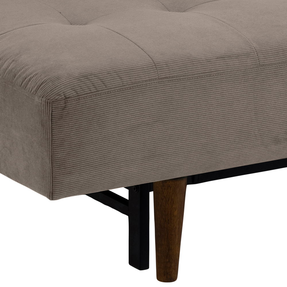 Nahaufnahme eines grauen Funktionssofas mit Holzbeinen, seitliche Perspektive