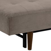 Nahaufnahme eines grauen Funktionssofas mit Holzbeinen, seitliche Perspektive