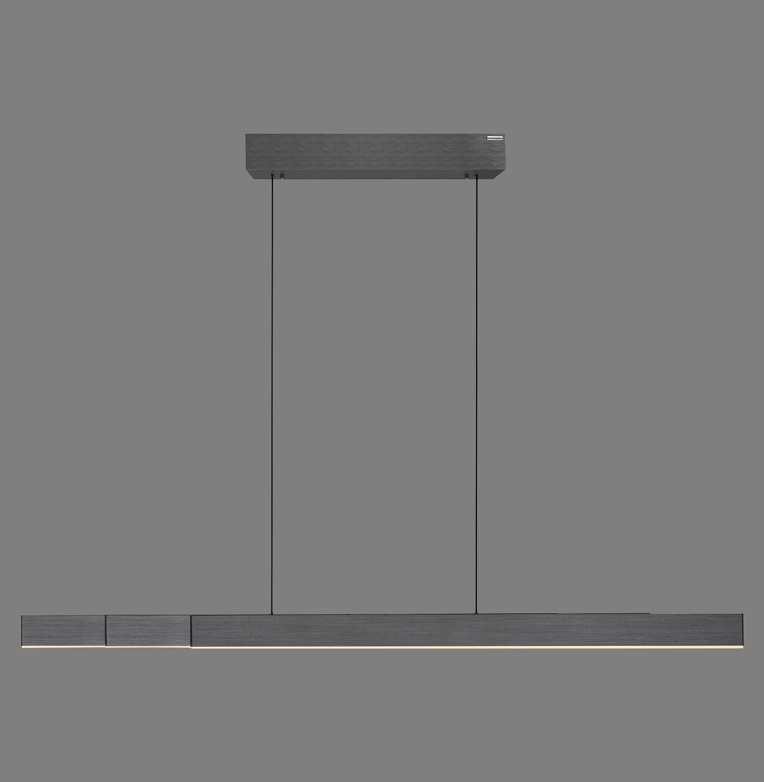 Moderne, minimalistische Pendelleuchte PURE-MOTO-RISE von Paul Neuhaus in seitlicher Ansicht, mit schlankem, rechteckigem Design und zwei Aufhängungen.