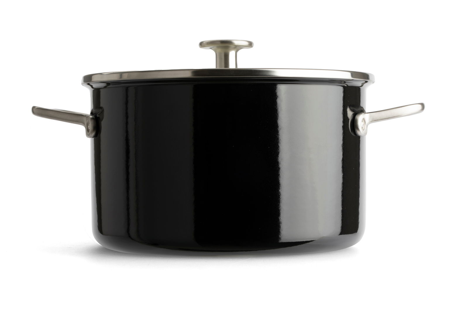 Schwarzer Kochtopf mit Deckel und seitlichen Griffen, frontal fotografiert.