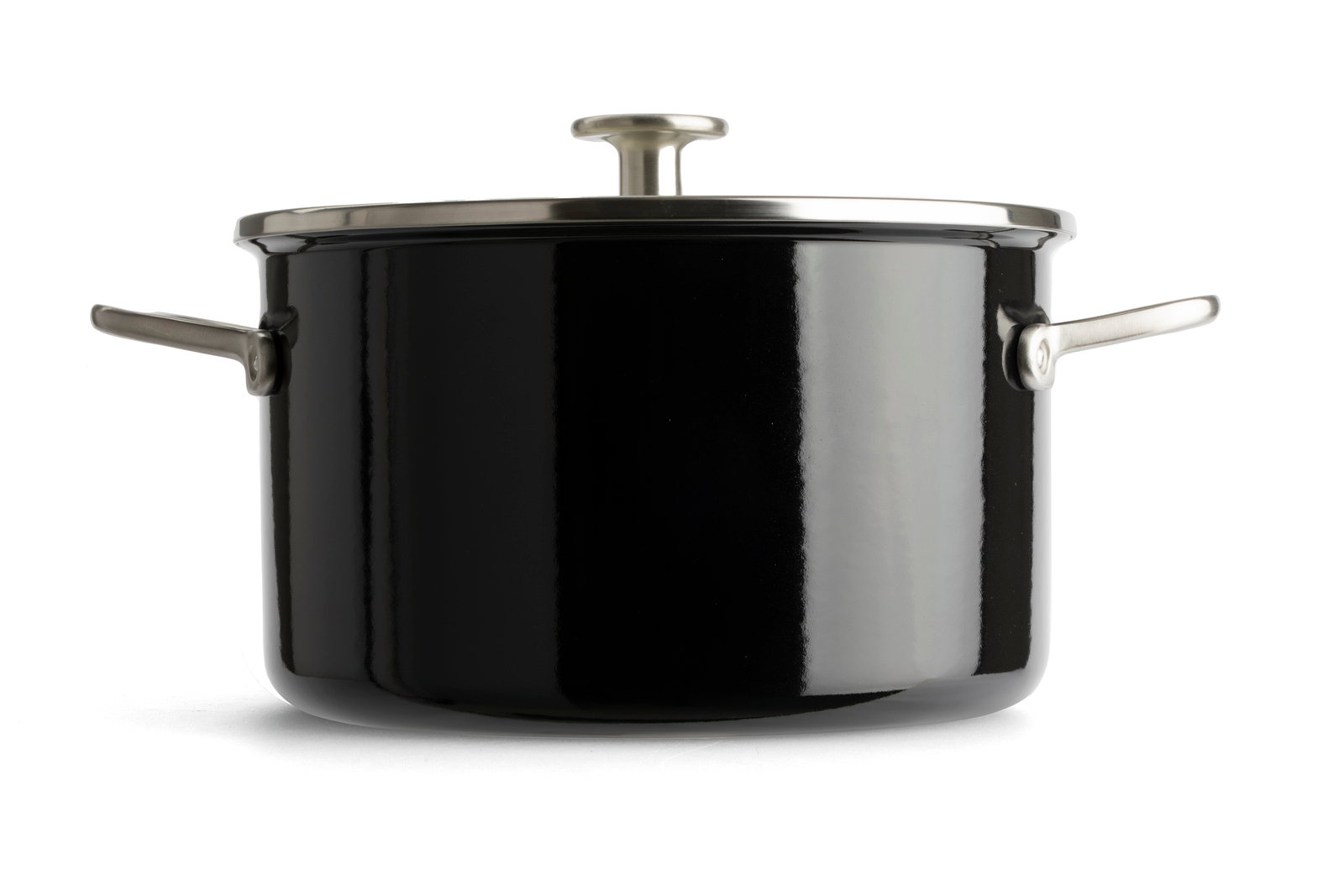 Schwarzer Kochtopf mit Deckel und seitlichen Griffen, frontal fotografiert.