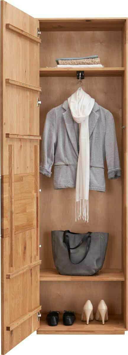 Offener Garderobenschrank aus Holz mit einer Jacke, einem Schal, einer Tasche und Schuhen, frontal betrachtet.