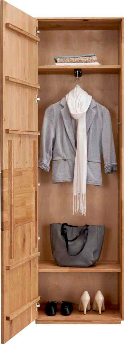 Offener Garderobenschrank aus Holz mit einer Jacke, einem Schal, einer Tasche und Schuhen, frontal betrachtet.