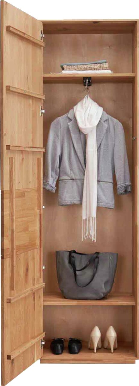 Offener Garderobenschrank aus Holz mit einer Jacke, einem Schal, einer Tasche und Schuhen, frontal betrachtet.