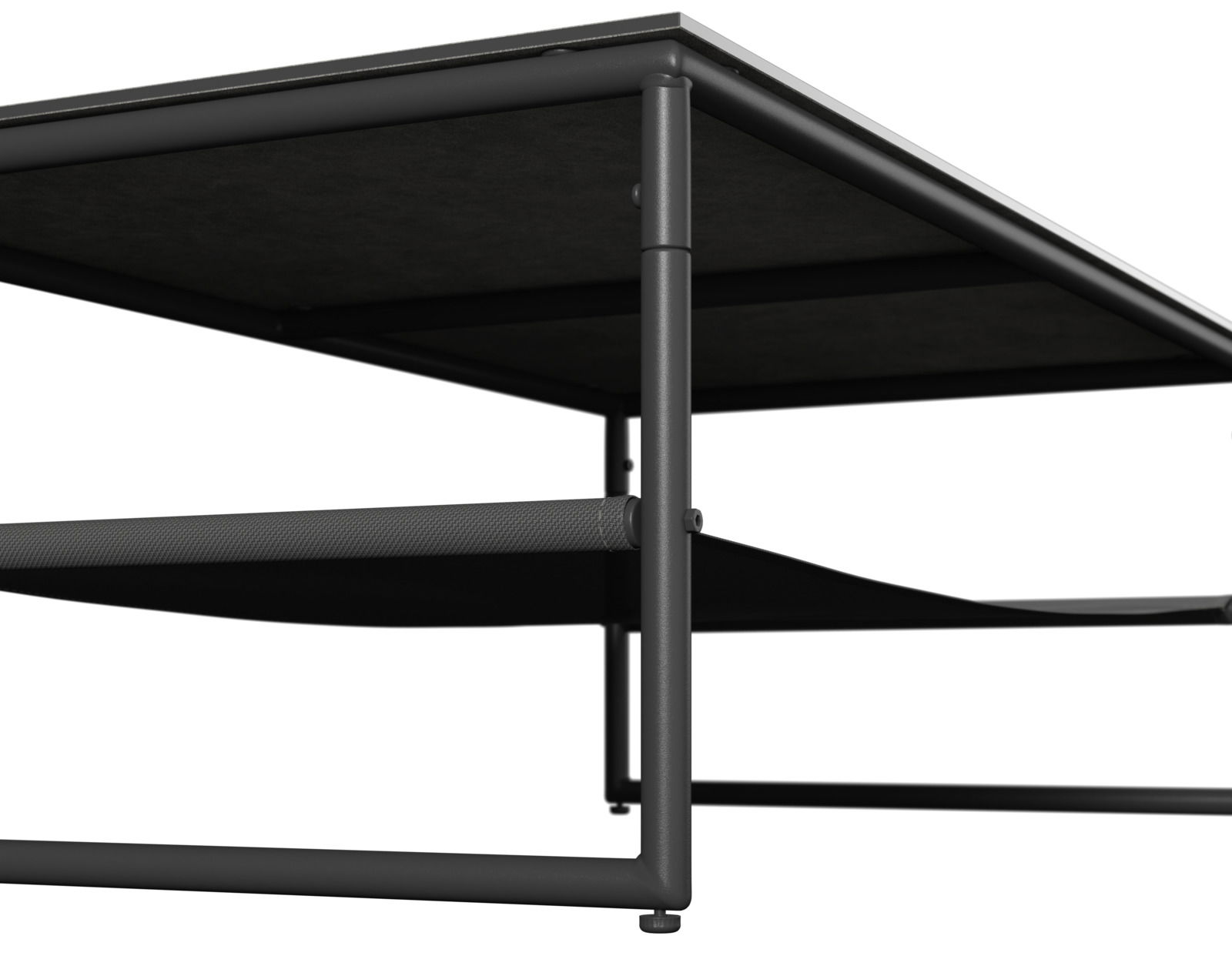 Nahaufnahme eines modernen Gartenlounge-Sets mit schwarzem Metallrahmen, seitliche Perspektive.