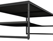 Nahaufnahme eines modernen Gartenlounge-Sets mit schwarzem Metallrahmen, seitliche Perspektive.