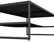Nahaufnahme eines modernen Gartenlounge-Sets mit schwarzem Metallrahmen, seitliche Perspektive.