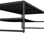 Nahaufnahme eines modernen Gartenlounge-Sets mit schwarzem Metallrahmen, seitliche Perspektive.