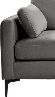 Detailansicht eines grauen Stoffsofas mit Armlehne, Sitzpolster und schräg angelehntem Kissen, seitliche Perspektive