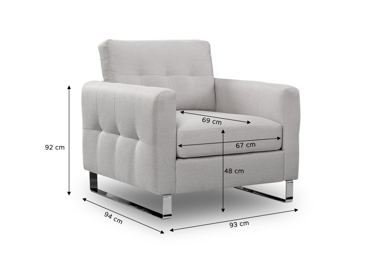 MID.YOU Sessel HERA Hellgrauer, gepolsterter Stoff-Sessel mit breiten Armlehnen und verchromtem Kufengestell, Maßeinblendungen (ca. 93 cm Breite, 94 cm Tiefe, 92 cm Höhe, Sitzhöhe 48 cm), in schräger Frontansicht von links vor weißem Hintergrund.
