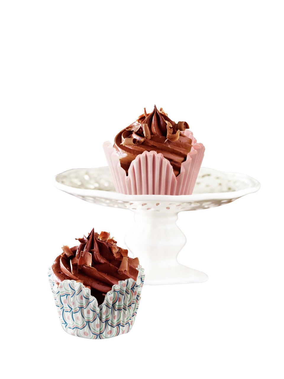 Zwei Schokoladen-Cupcakes in Retro-Papier-Backförmchen, einer auf einem weißen Tortenständer und einer auf einer weißen Oberfläche, Vorderansicht.