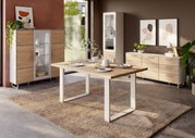 Moderner Esstisch aus Holz mit Metallbeinen in einem stilvollen Esszimmer, seitliche Perspektive.