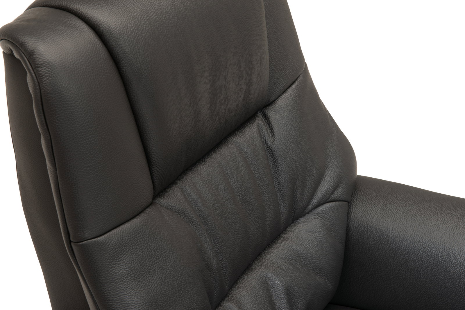 Nahaufnahme eines schwarzen Relaxsessels aus Leder, Fokus auf die Rückenlehne und Armlehne, seitliche Perspektive.