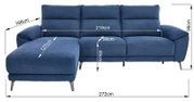 Blaue L-förmige Eckcouch mit Ottomane links, Stoffbezug und Metallfüßen, mit Maßangaben (ca. 272 cm Breite, 168 cm Tiefe, 99 cm Höhe) – Frontansicht leicht von oben.