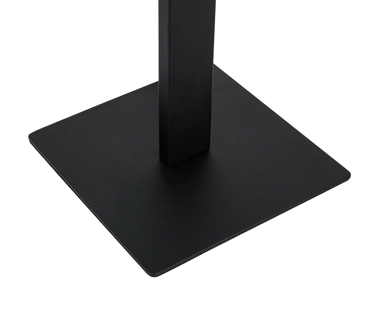 Schwarze quadratische Basis einer LED-Stehleuchte aus der Nahaufnahme-Perspektive