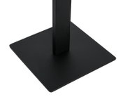 Schwarze quadratische Basis einer LED-Stehleuchte aus der Nahaufnahme-Perspektive