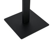 Schwarze quadratische Basis einer LED-Stehleuchte aus der Nahaufnahme-Perspektive