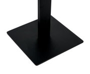 Schwarze quadratische Basis einer LED-Stehleuchte aus der Nahaufnahme-Perspektive