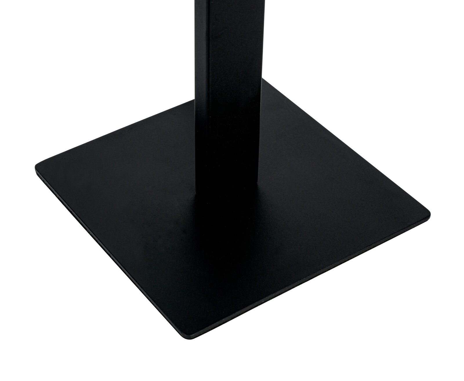 Schwarze quadratische Basis einer LED-Stehleuchte aus der Nahaufnahme-Perspektive