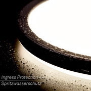 Nahaufnahme einer LED-Deckenleuchte mit Bewegungssensor, spritzwassergeschützt, Perspektive von unten